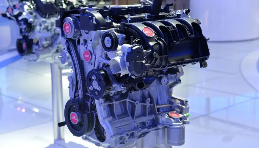 Motor 1.5 EcoBoost, un corazón mecánico compacto y potente, listo para ofrecer rendimiento y eficiencia.