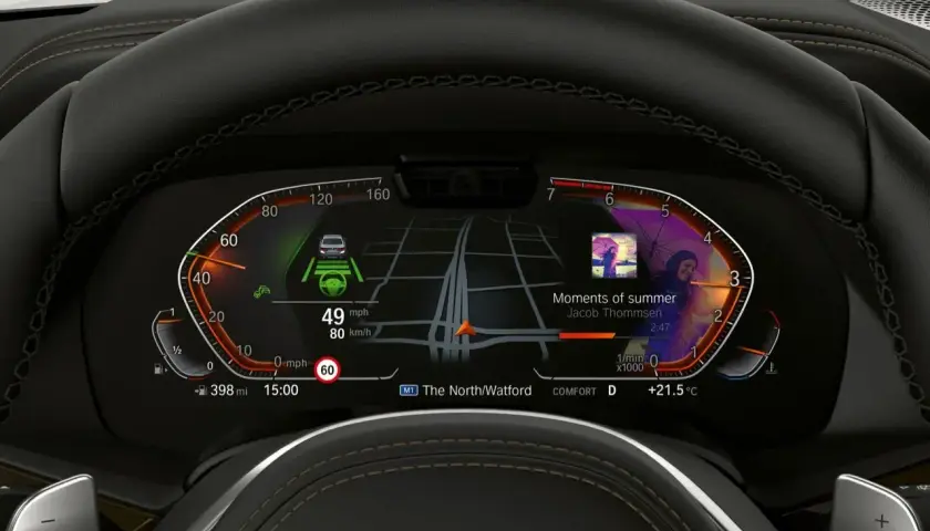 El BMW Live Cockpit Professional muestra navegación, música "Moments of summer" y asistencia al conductor.