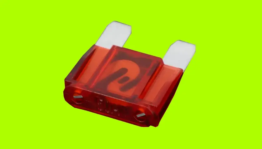 Un fusible rojo de coche, uno de los tipos de fusibles coche, con el número 2 grabado.