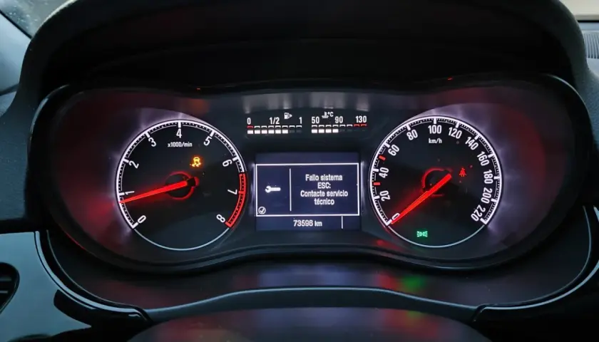 Panel de un Opel Corsa con fallo sistema ESC. Contacte servicio técnico. 73596 km.