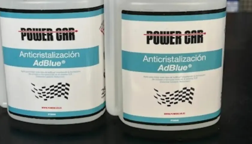 Dos botellas de AdBlue "Power Car" con etiqueta "Anticristalización". Es bueno echar aditivo al AdBlue para evitar problemas.