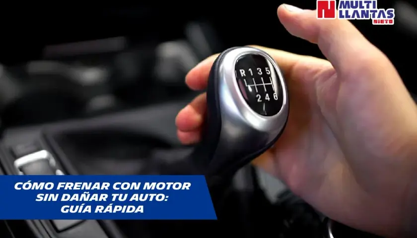 Mano sujetando palanca de cambios manual, mostrando cómo usar el freno motor para reducir el desgaste del auto.