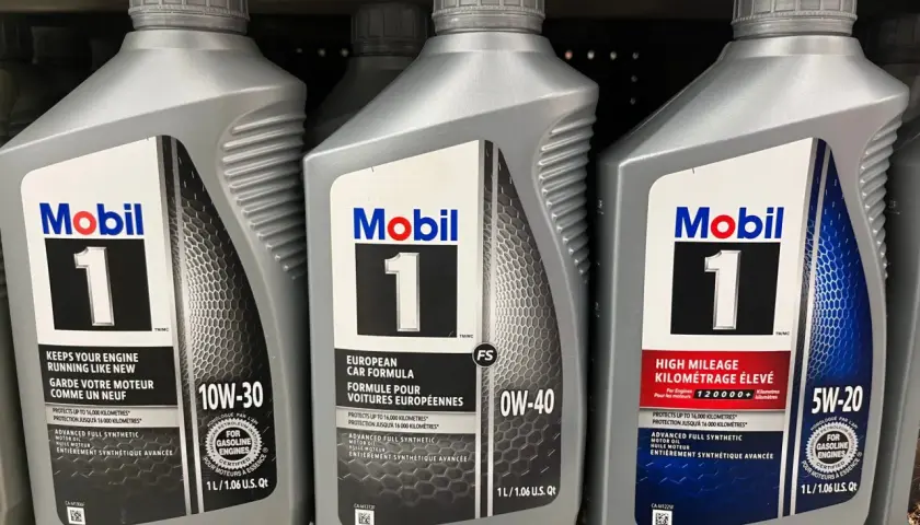 Tres botellas de aceite Mobil 1. Una para entender la diferencia entre aceite mineral y sintético, otra para coches europeos y una para alto kilometraje.