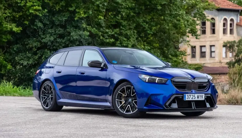 Un BMW azul brillante, un coche familiar con un diseño deportivo, parece un active guard listo para la acción.