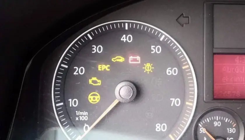 Luz EPC encendida en el tablero del coche, junto a iconos de motor y batería. Indica un problema en el sistema de control del motor.