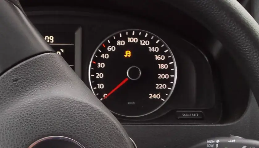Testigo de ESP system fault en Ford Focus. El tablero muestra el icono de control de tracción encendido, indicando un problema.