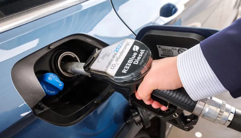 Repostando un coche diésel sin AdBlue con combustible regenerativo R33Blue.