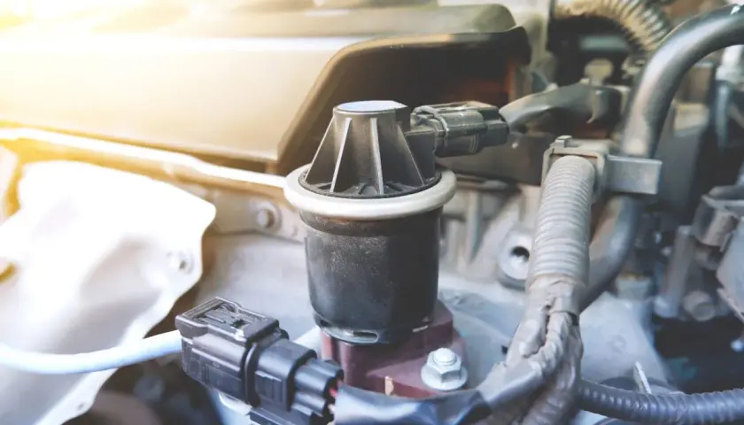 Válvula EGR de Ford Transit con conectores eléctricos y cables.