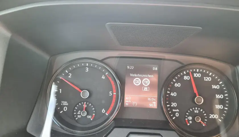 Panel de control de un Volkswagen con el sistema lane assist activo, mostrando la velocidad y señales de tráfico.