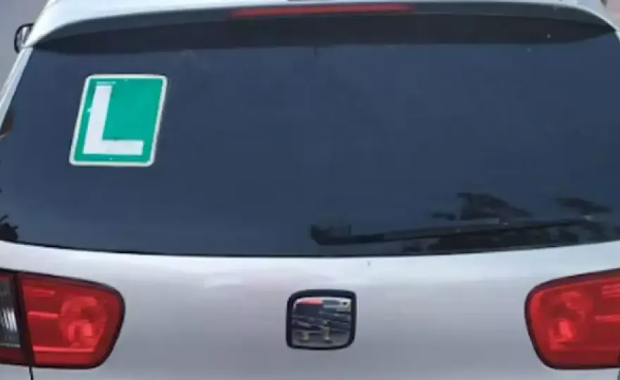 L azul en tu coche - ¿Autoescuela o testigo? Descúbrelo