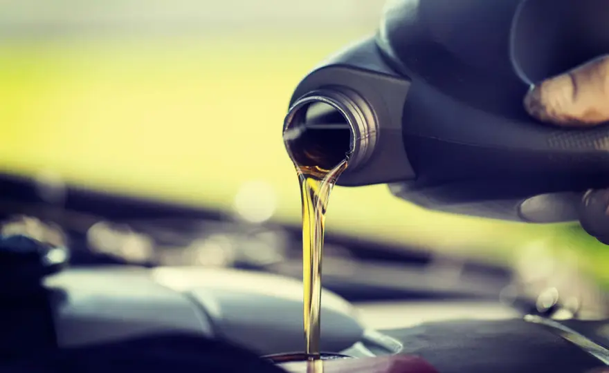 ¿Caduca el aceite de coche? La verdad sobre su vida útil