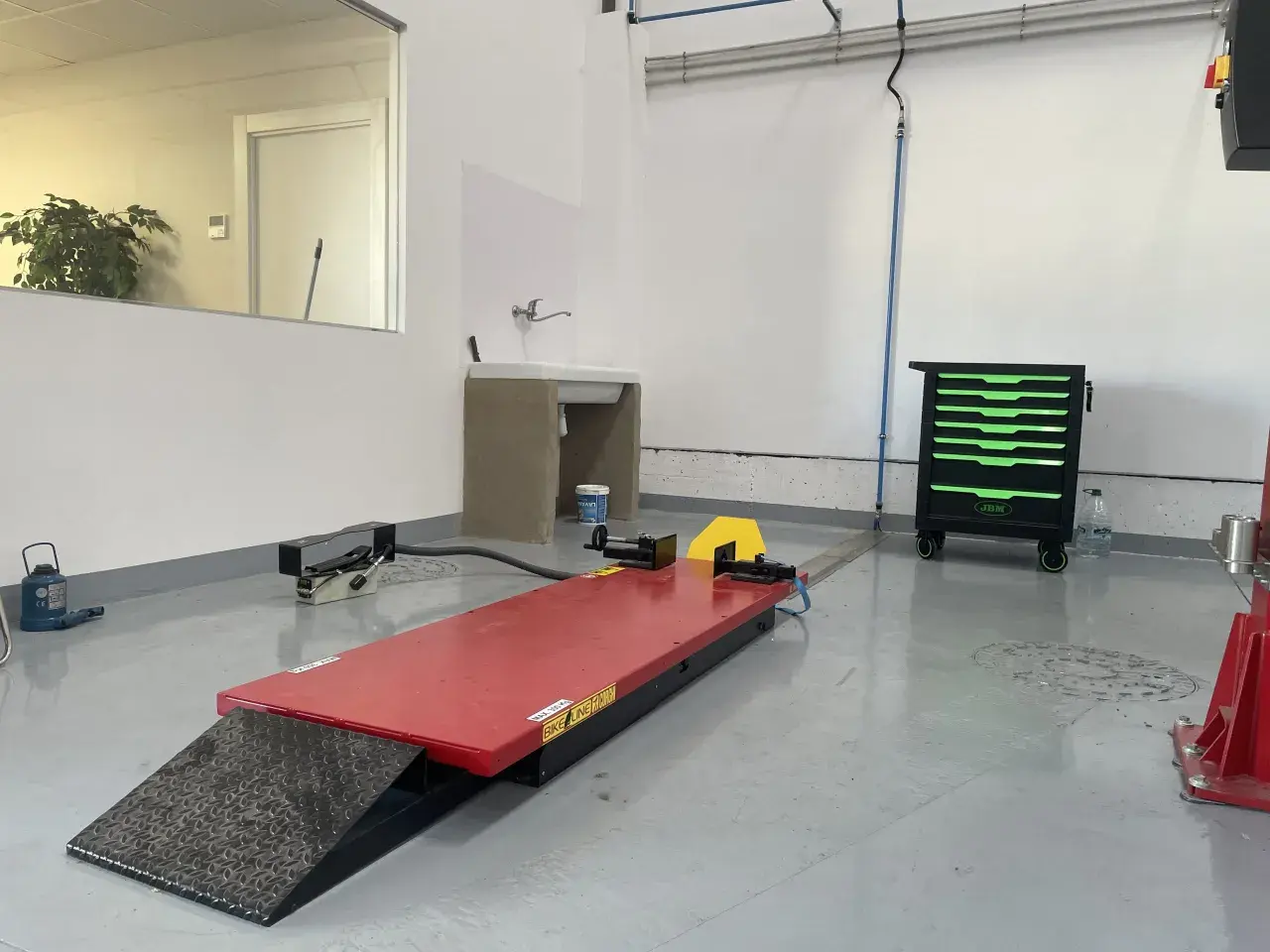 Plataforma para moto y herramientas, ideal para aprender como cambiar el aceite del coche sin elevador.