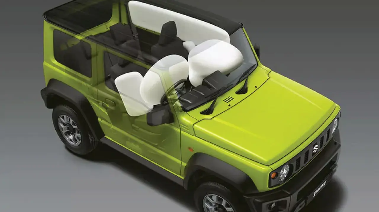El Suzuki Jimny muestra sus airbags SRS desplegados, protegiendo a los ocupantes.