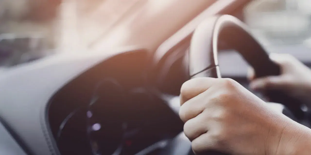 Manos al volante, sintiendo un extraño ruido al girar el volante a baja velocidad.