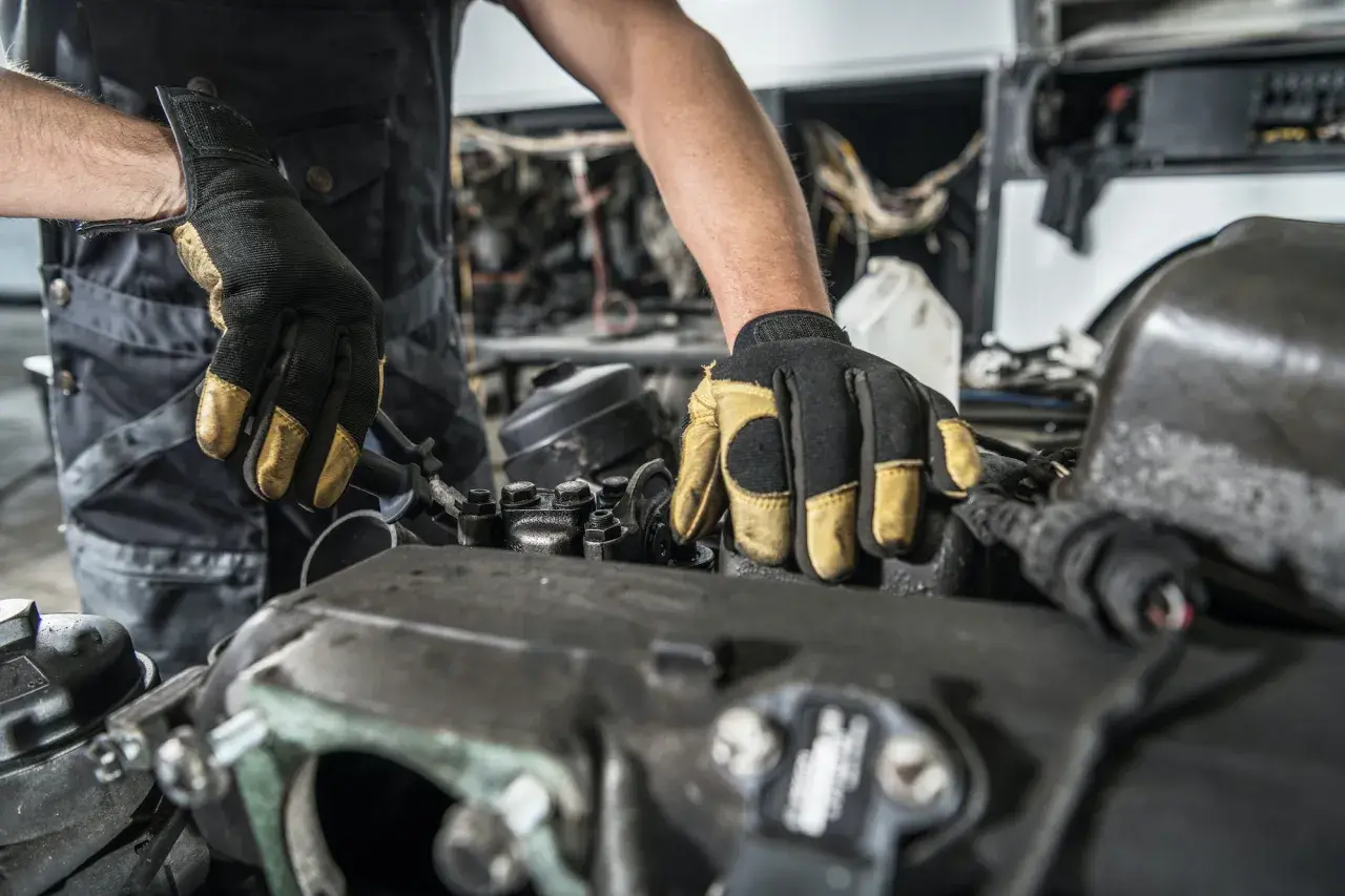 Mecánico revisa el motor 2.0 TDI BKD, buscando la causa de los problemas.