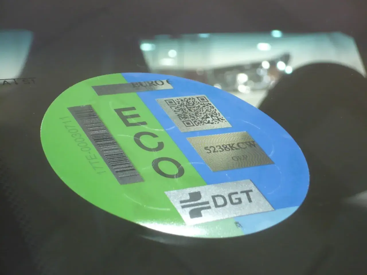 Pegatina ECO en parabrisas de coches. Identifica vehículos con bajas emisiones, contribuyendo a un futuro más verde.
