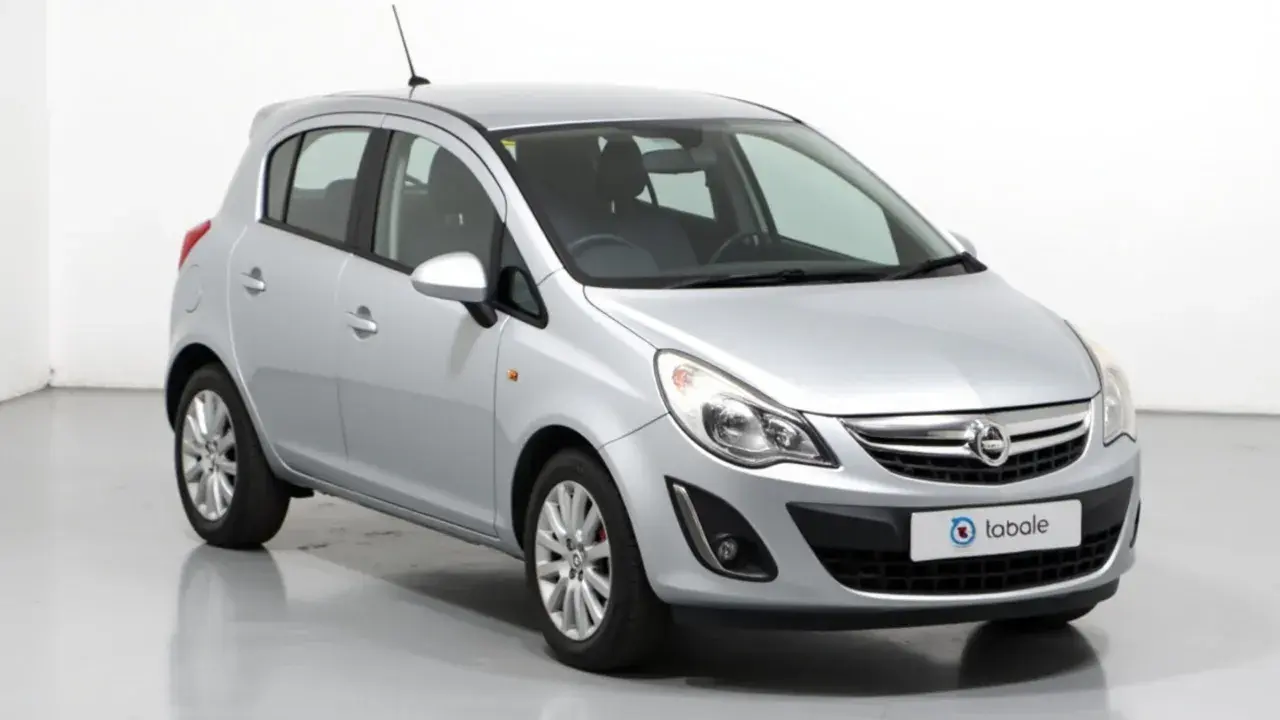 Opel Corsa 1.2 gasolina, un coche plateado con un logo de "tabale" en la parrilla. ¿Problemas comunes de este modelo?