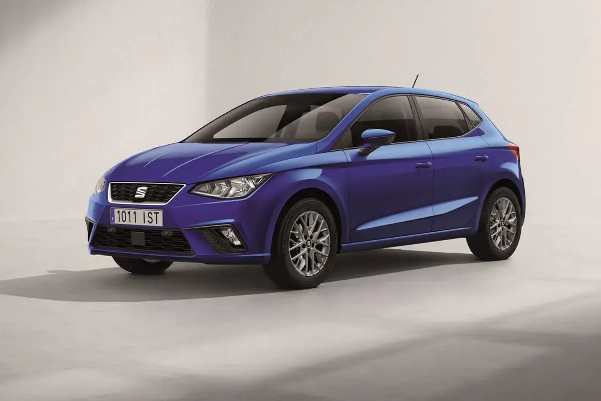 Seat Ibiza azul con llantas plateadas. La presión de las ruedas es clave para un viaje seguro.