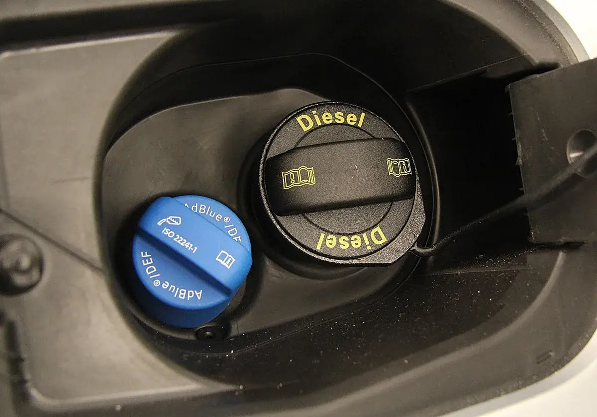 Tapa azul de AdBlue junto a la tapa negra de Diesel. Desde cuando es obligatorio el AdBlue, la normativa ha cambiado.