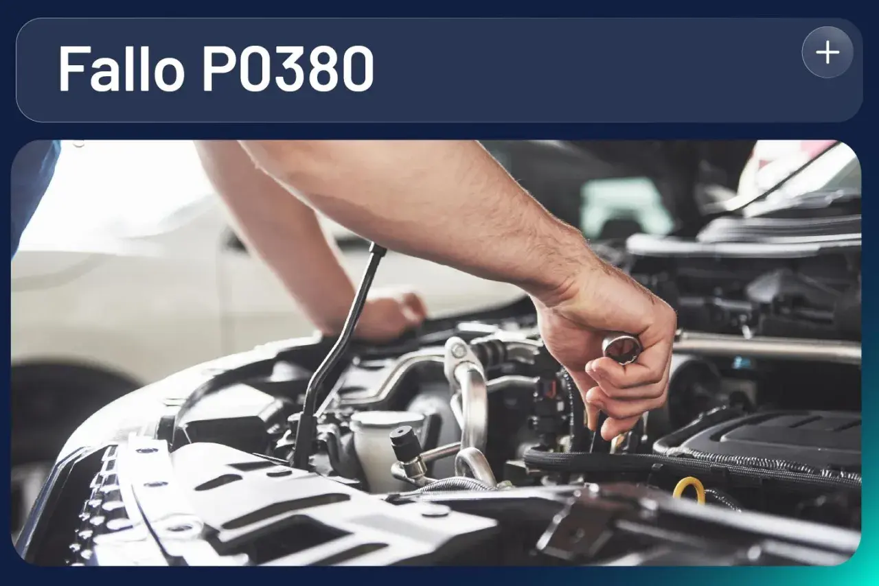 Mecánico trabajando en el motor de un Renault, solucionando el fallo P0380.