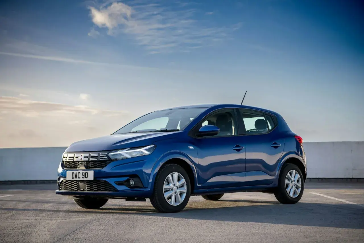 Dacia Sandero azul aparcado, ideal para consultar el libro de mantenimiento Dacia Sandero GLP.