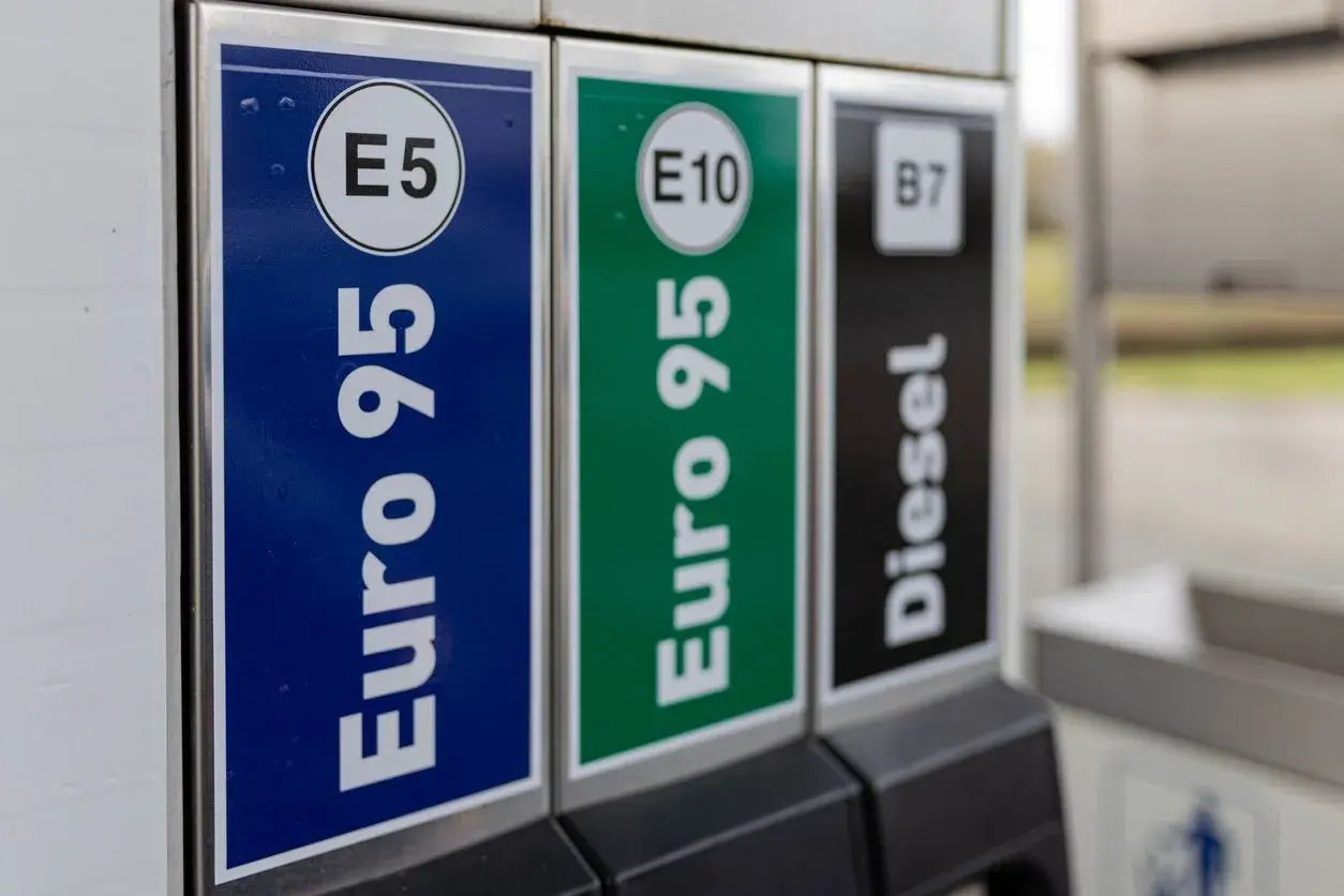 Tres dispensadores de combustible: Euro 95 E5, Euro 95 E10 y Diesel B7. Elige el tipo de gasolina adecuado para tu vehículo.