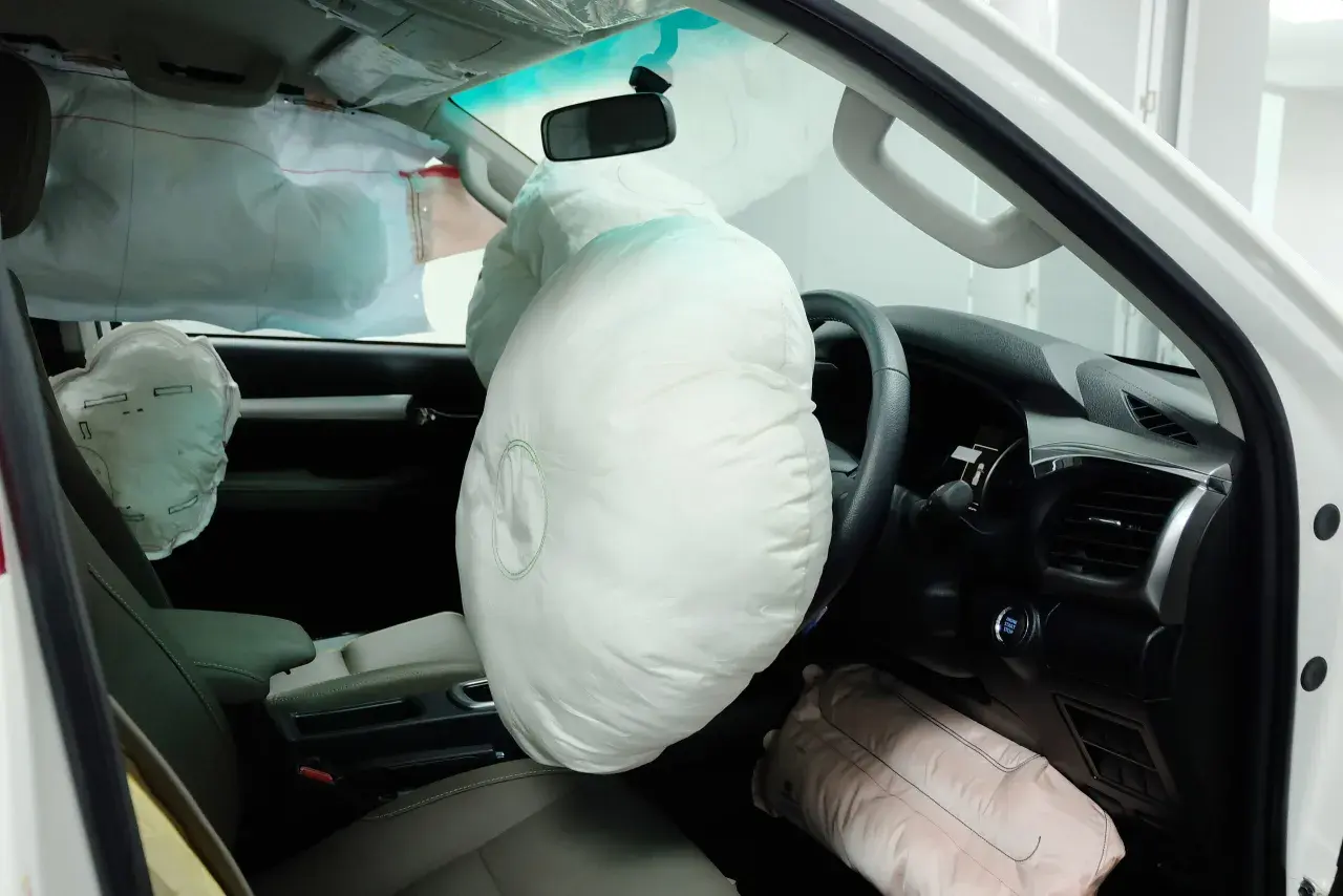 Interior de un coche con todos los airbags desplegados. Los airbags son sistemas muy seguros pero, en esta imagen, muestran su gran tamaño y cómo protegen el habitáculo.