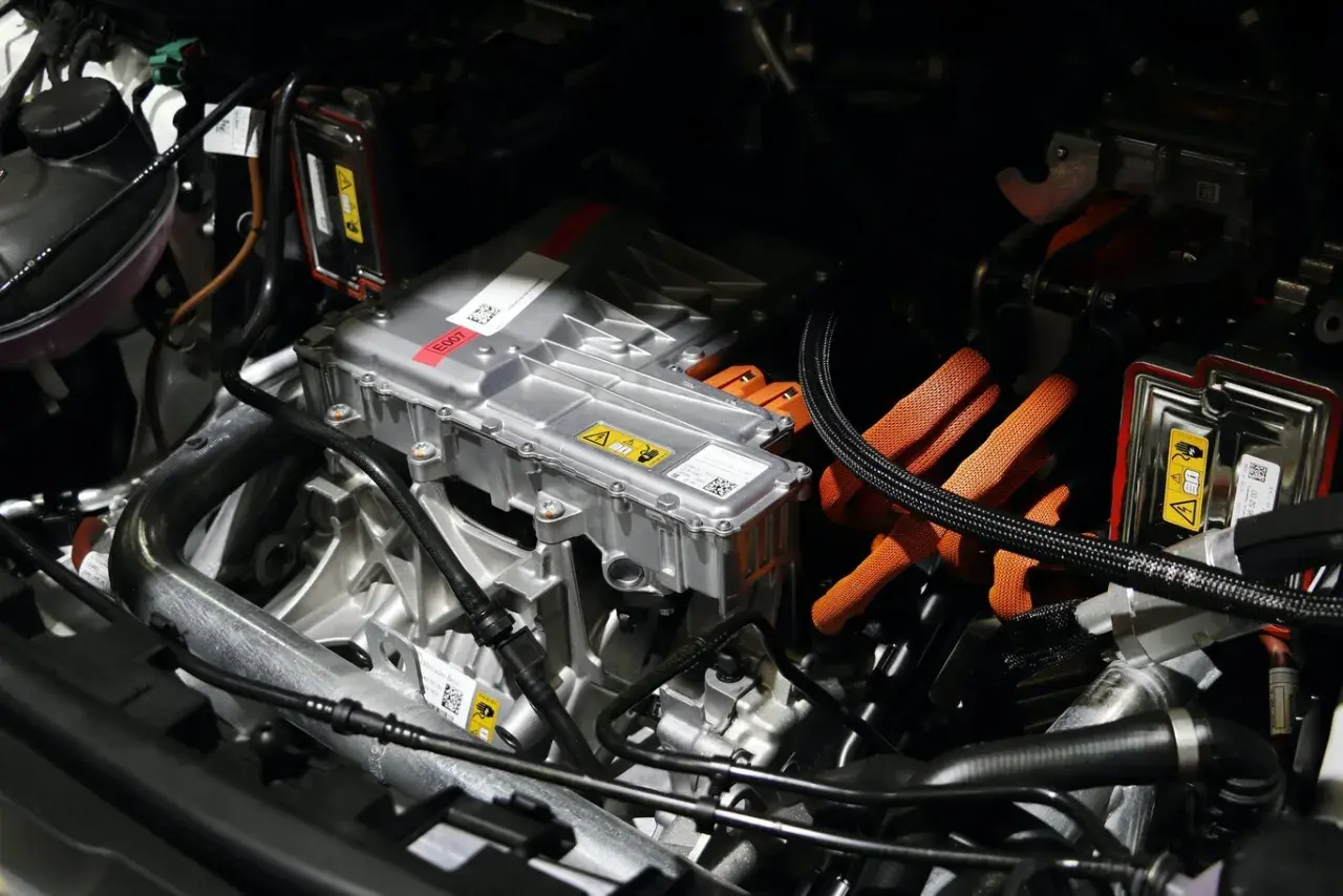 Componentes del motor de un coche eléctrico. El mantenimiento de un coche eléctrico se centra en estos sistemas.