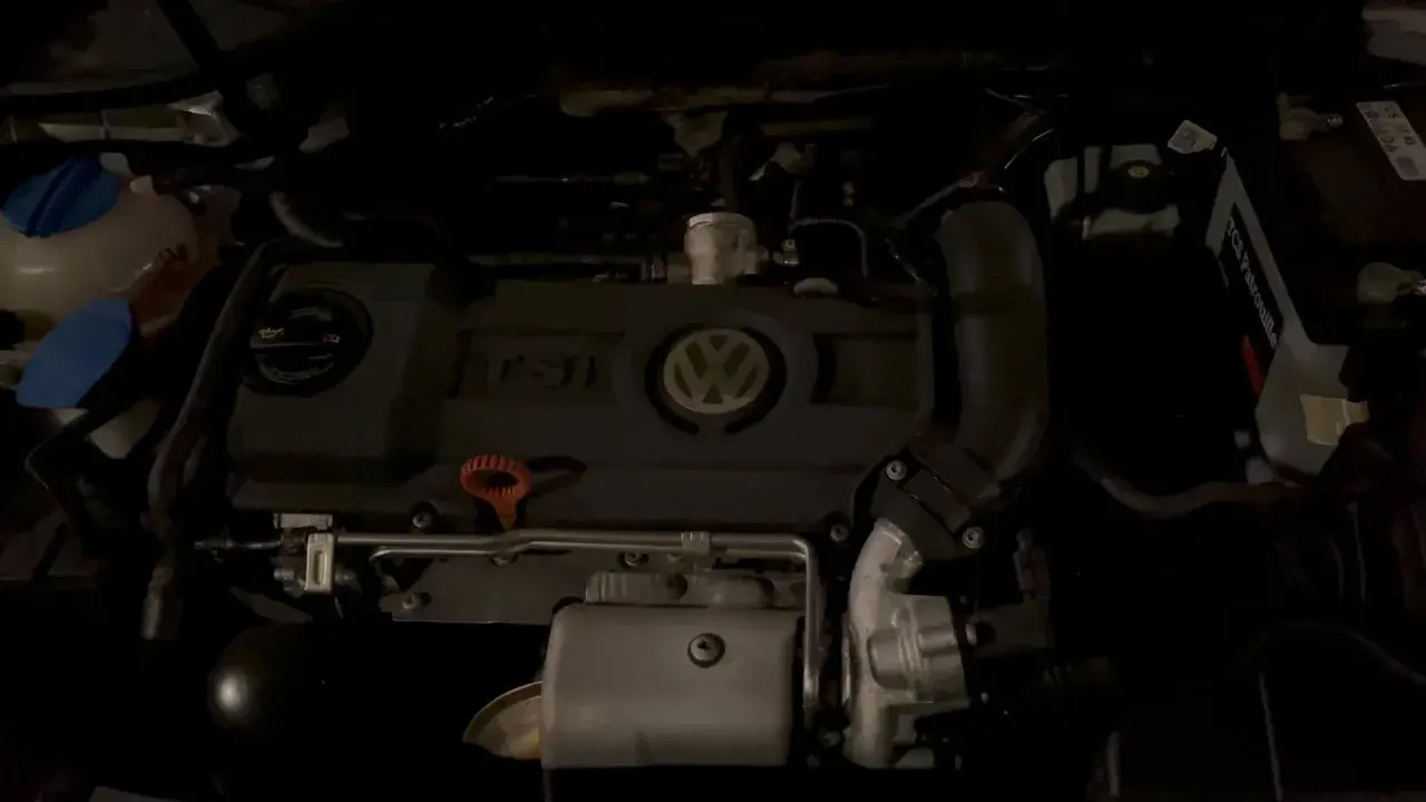 Motor TSI 1.4 de 122cv, con el logo de VW. Posibles problemas en este motor, como en otros Golf.