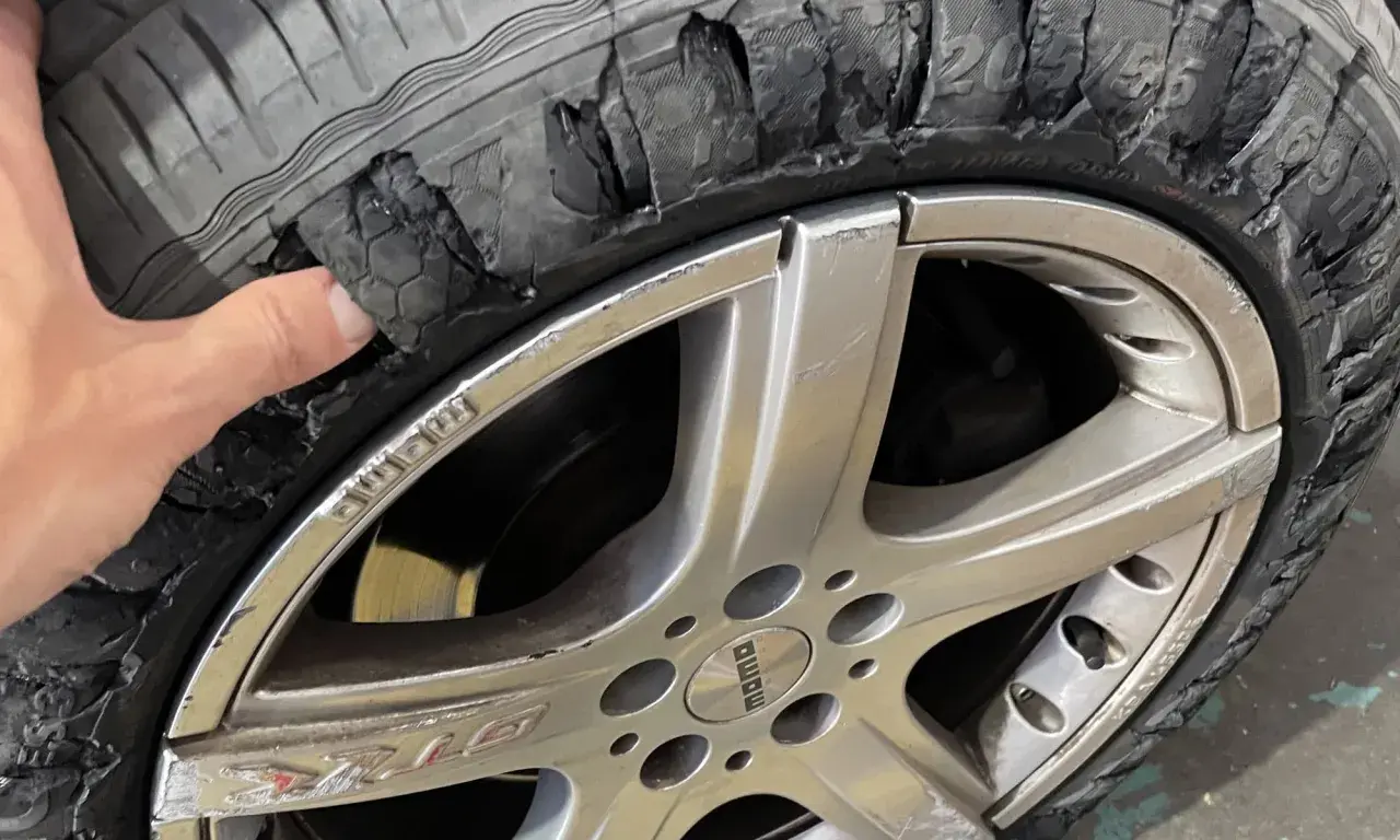 Neumático destrozado, con la goma desgarrada y expuesta. Si se pincha una rueda hay que cambiar las dos para evitar accidentes.