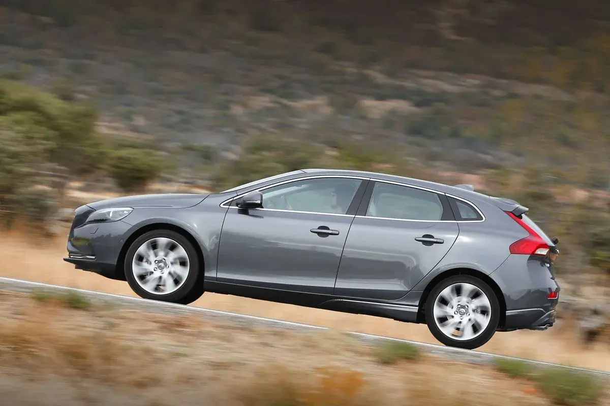 Volvo gris en movimiento, con su motor D3 ofreciendo potencia en un paisaje rural.