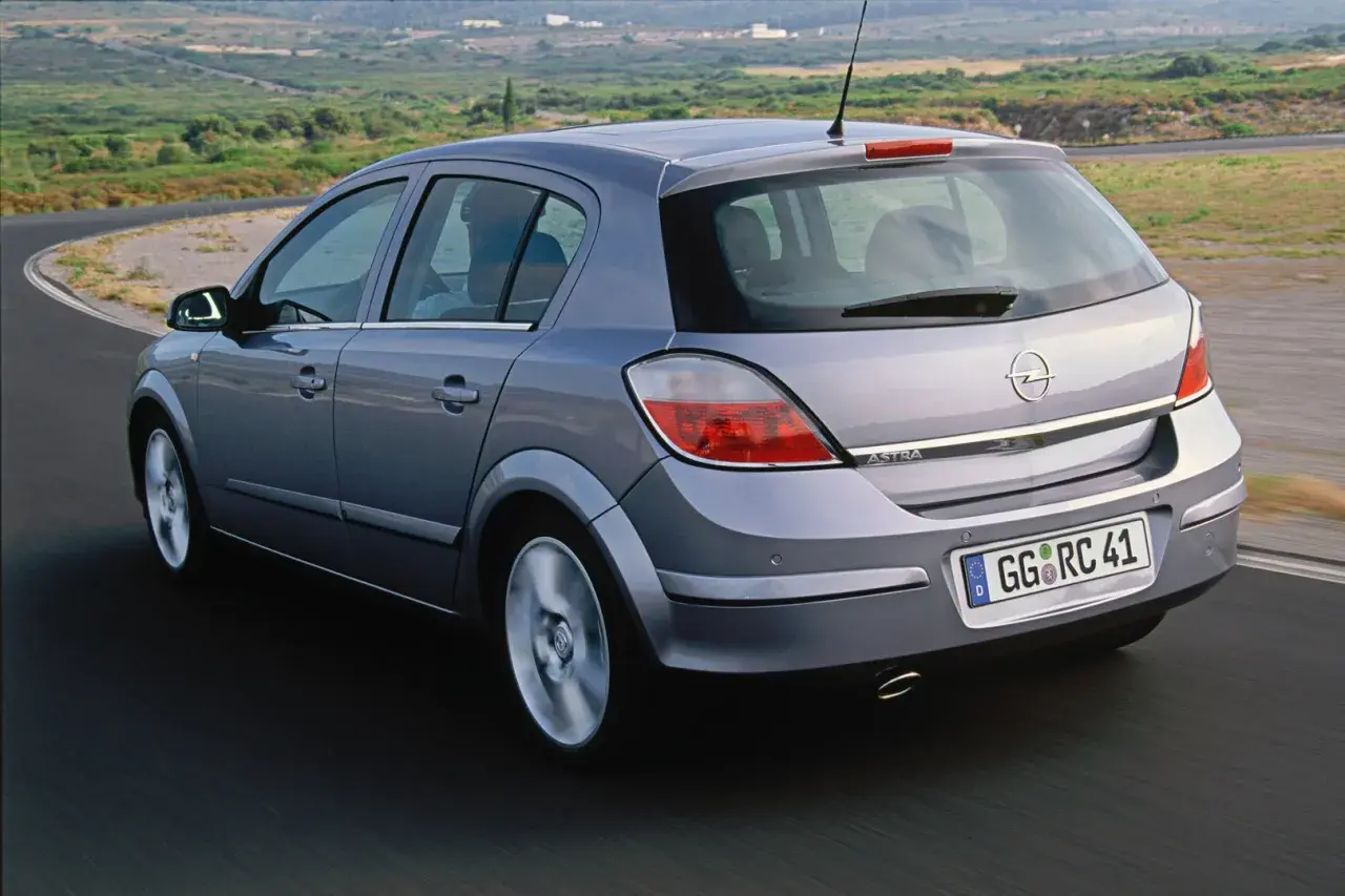 Opel Astra 1.7 CDTI 100cv en carretera. A pesar de su buen rendimiento, algunos propietarios han reportado problemas.