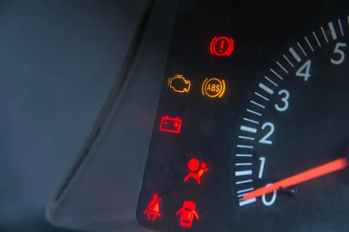 Testigos encendidos en el cuadro de un Citroën C3: ABS, motor, batería, frenos, airbags y cinturón.
