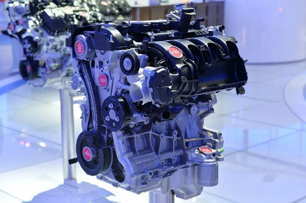 Motor 1.5 EcoBoost, un corazón mecánico compacto y potente, listo para ofrecer rendimiento y eficiencia.