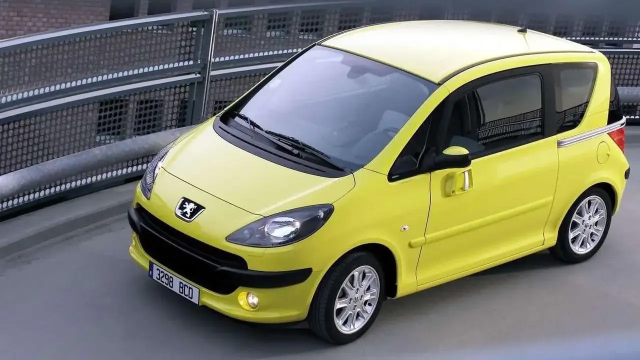 Peugeot 1007 amarillo con puertas correderas, un coche con algunos problemas conocidos, aparcado en un garaje.