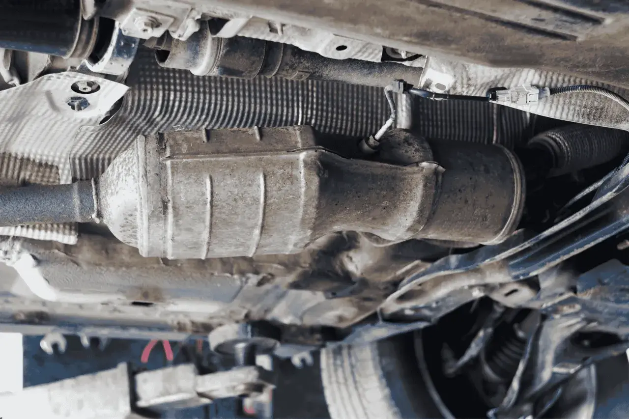 Vista inferior de un coche, mostrando el sistema de escape y el cableado. Se puede apreciar la ubicación del sensor de presión de combustible 1.6 HDI.