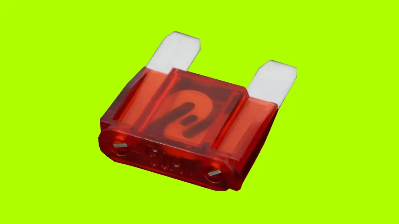 Un fusible rojo de coche, uno de los tipos de fusibles coche, con el número 2 grabado.