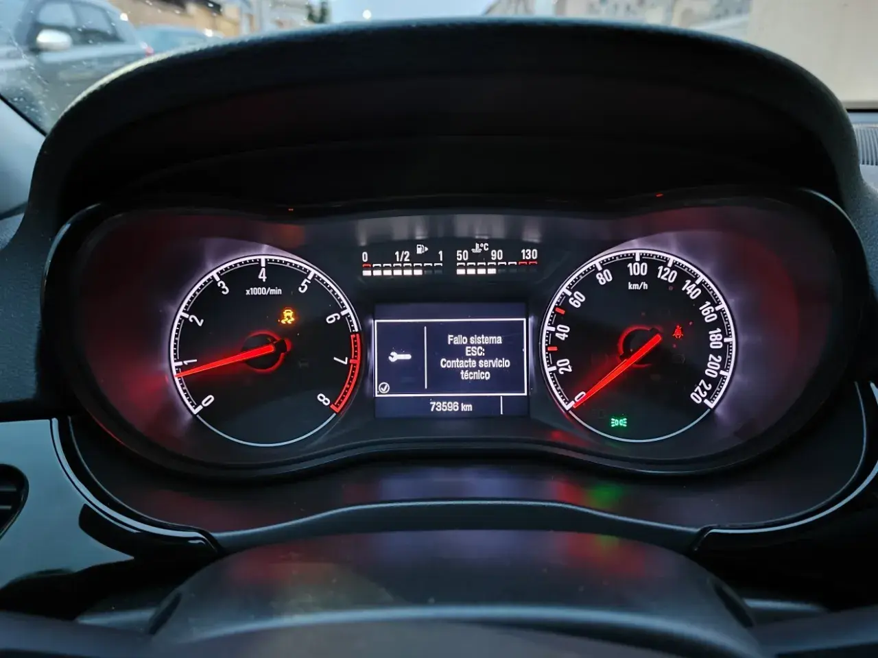 Panel de un Opel Corsa con fallo sistema ESC. Contacte servicio técnico. 73596 km.