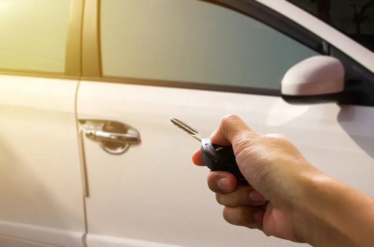 Mano sujetando llave para resetear cierre centralizado del coche.