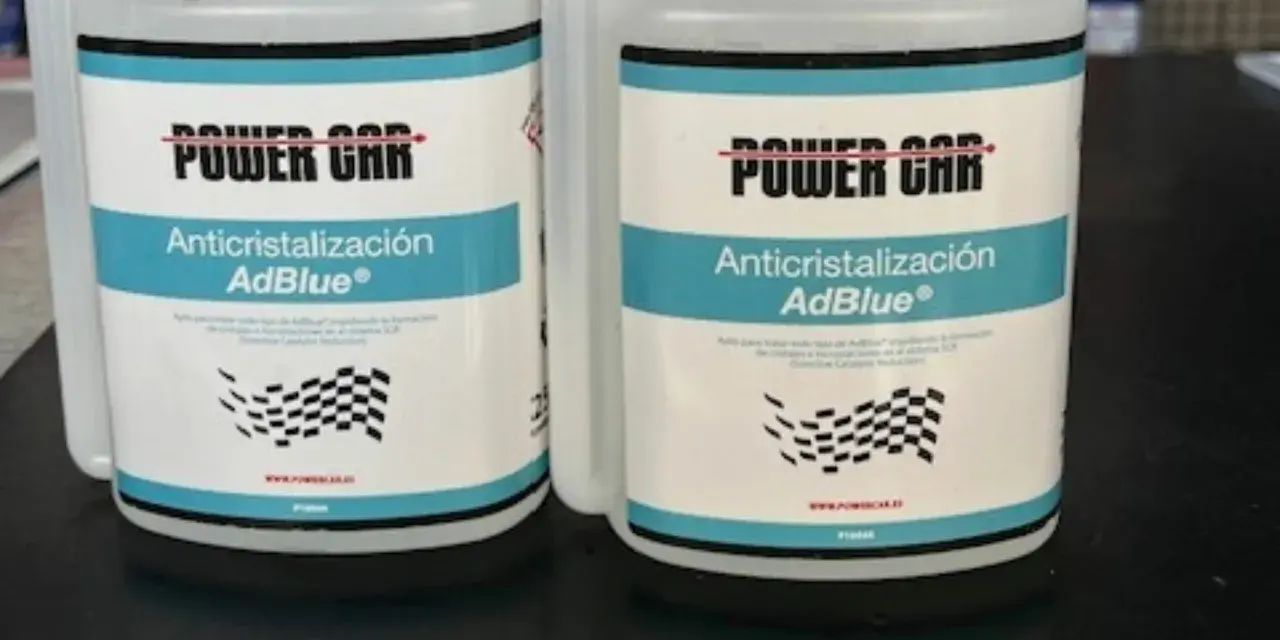 Dos botellas de AdBlue "Power Car" con etiqueta "Anticristalización". Es bueno echar aditivo al AdBlue para evitar problemas.