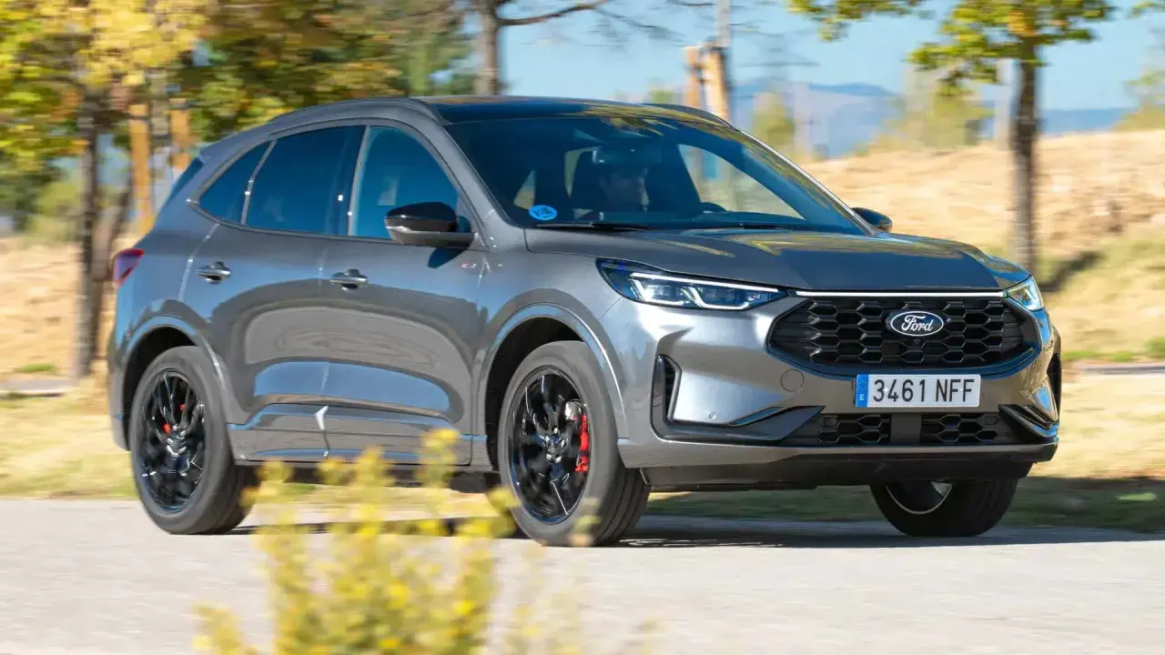 Ford Kuga PHEV en movimiento, con detalles de sus llantas negras y pinzas rojas. A pesar de su aspecto, algunos usuarios reportan ford kuga phev problemas.