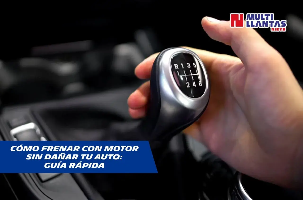 Mano sujetando palanca de cambios manual, mostrando cómo usar el freno motor para reducir el desgaste del auto.
