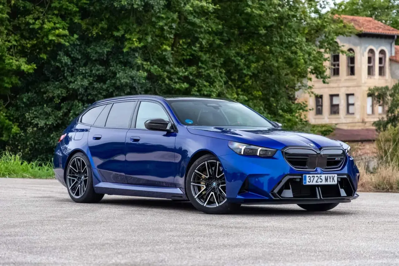 Un BMW azul brillante, un coche familiar con un diseño deportivo, parece un active guard listo para la acción.