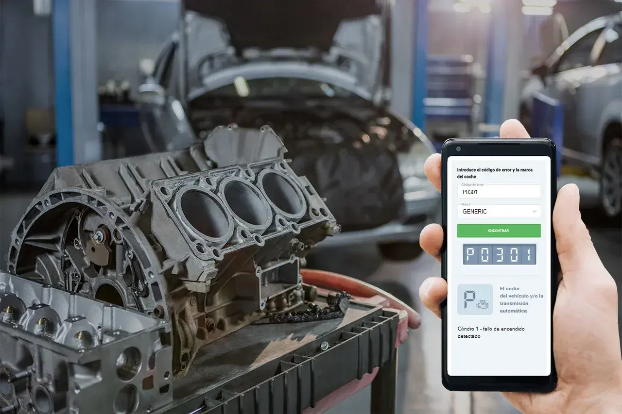 Mecánico revisa código DTC P0301 en un Opel con su móvil, mostrando un motor desarmado.