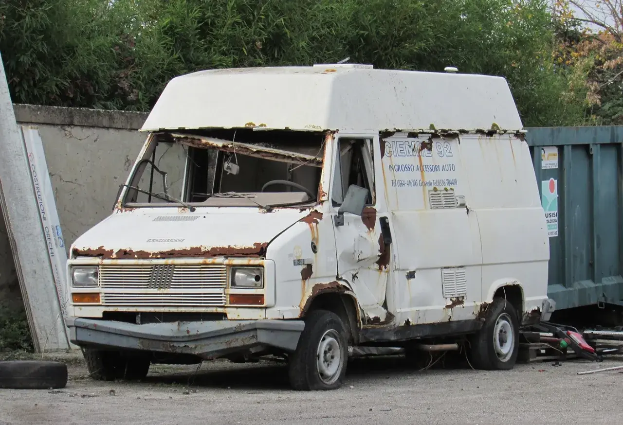 Fiat Ducato 2.3 Multijet 130 CV con graves problemas: óxido, parabrisas roto y abolladuras. Parece abandonada.