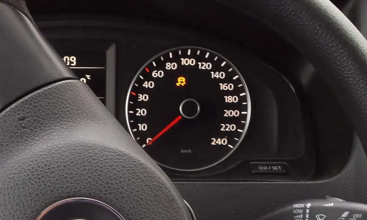 Testigo de ESP system fault en Ford Focus. El tablero muestra el icono de control de tracción encendido, indicando un problema.