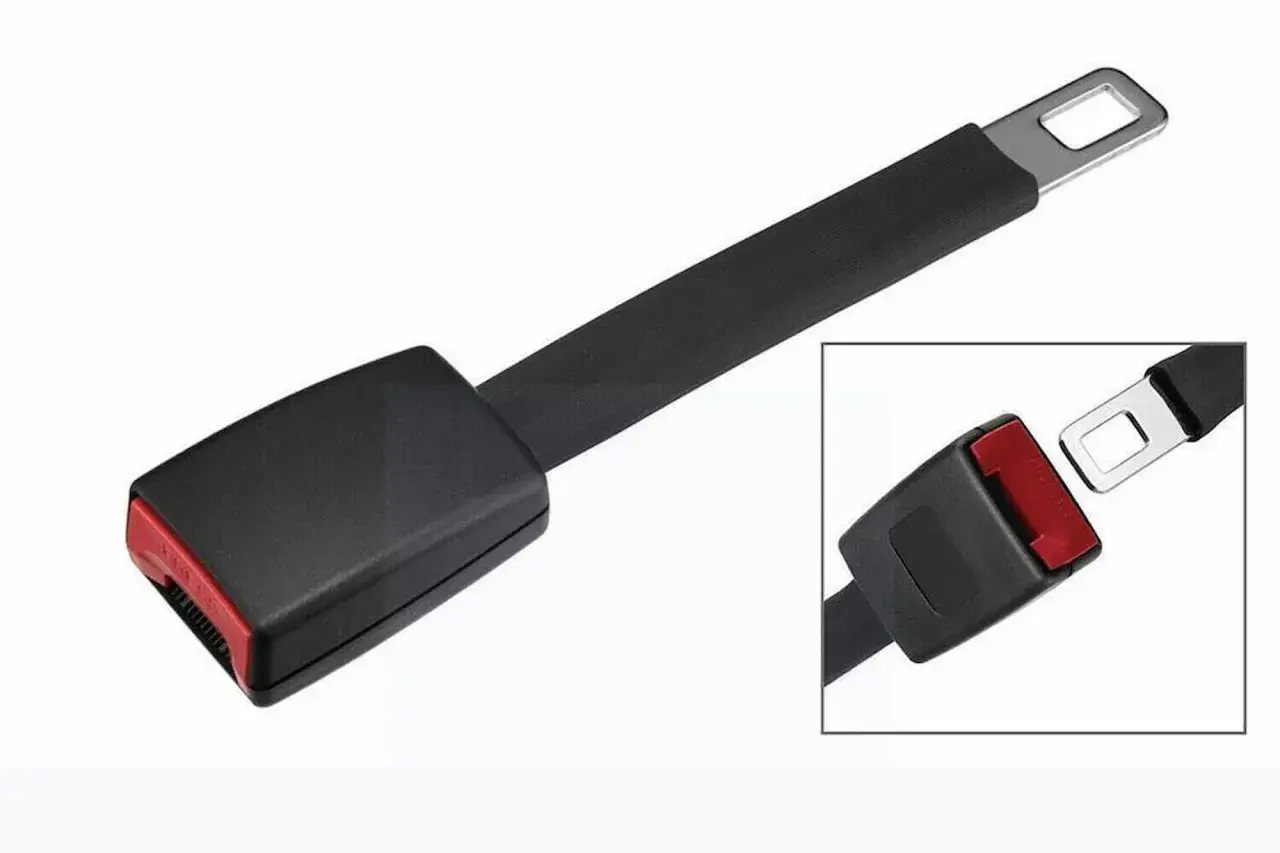 Extensor de cinturón de seguridad negro con hebilla y lengüeta metálica. Ideal para desmontar anclaje cinturón de seguridad.