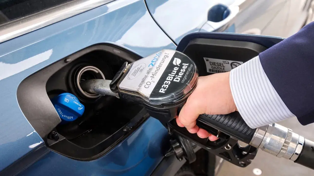 Repostando un coche diésel sin AdBlue con combustible regenerativo R33Blue.