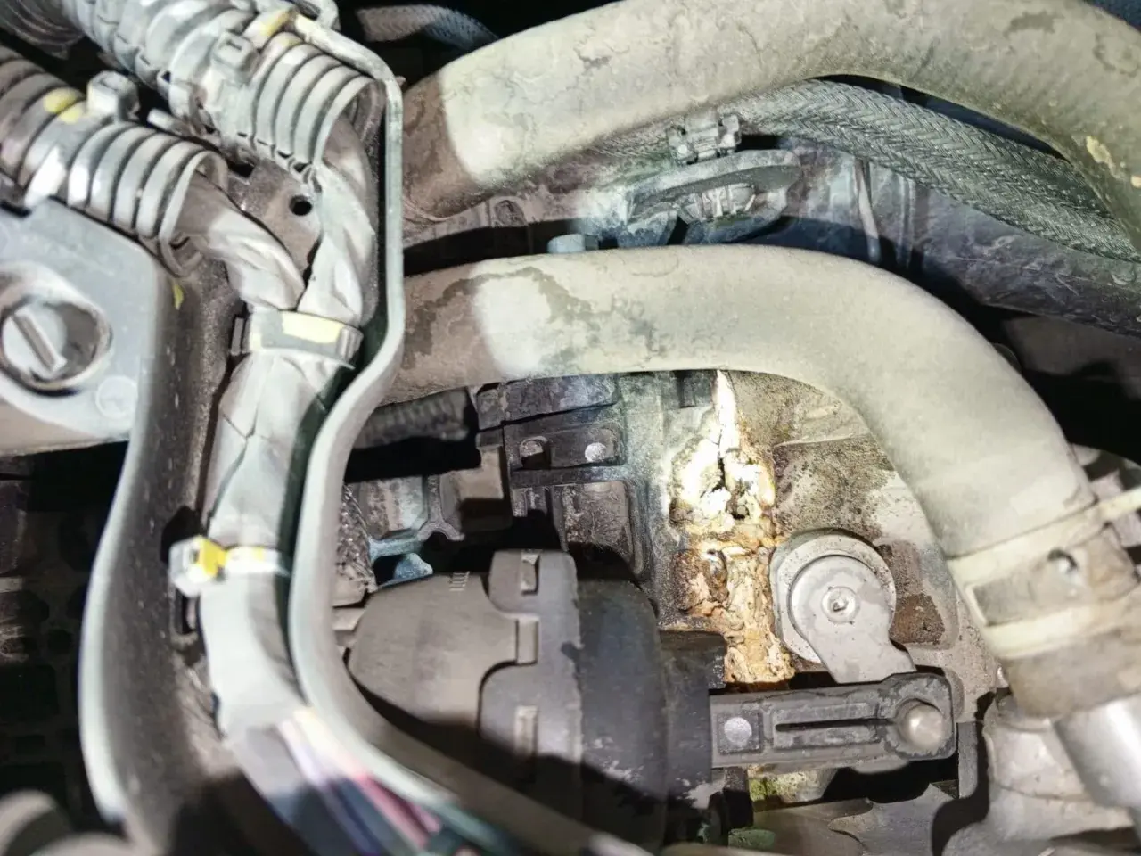 Aquí se muestra la ubicación de la válvula EGR en un Citroën C5, con corrosión visible.