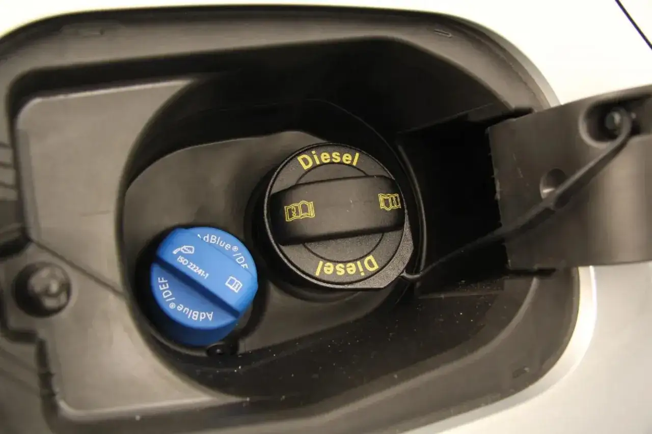 Tapa azul de AdBlue y tapa negra de diésel. Averigua cuanto AdBlue consume un coche para reducir emisiones.